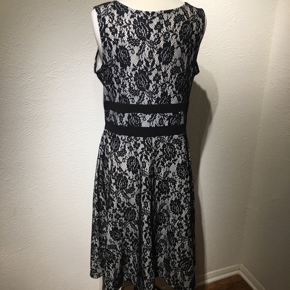 Lace surplice front dress - Picture 3 of 5